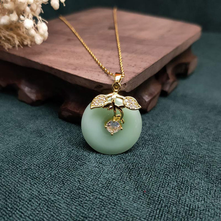 Collier pendentif en chaîne Buddha Stones en forme de feuille de jade ronde et porte-bonheur
