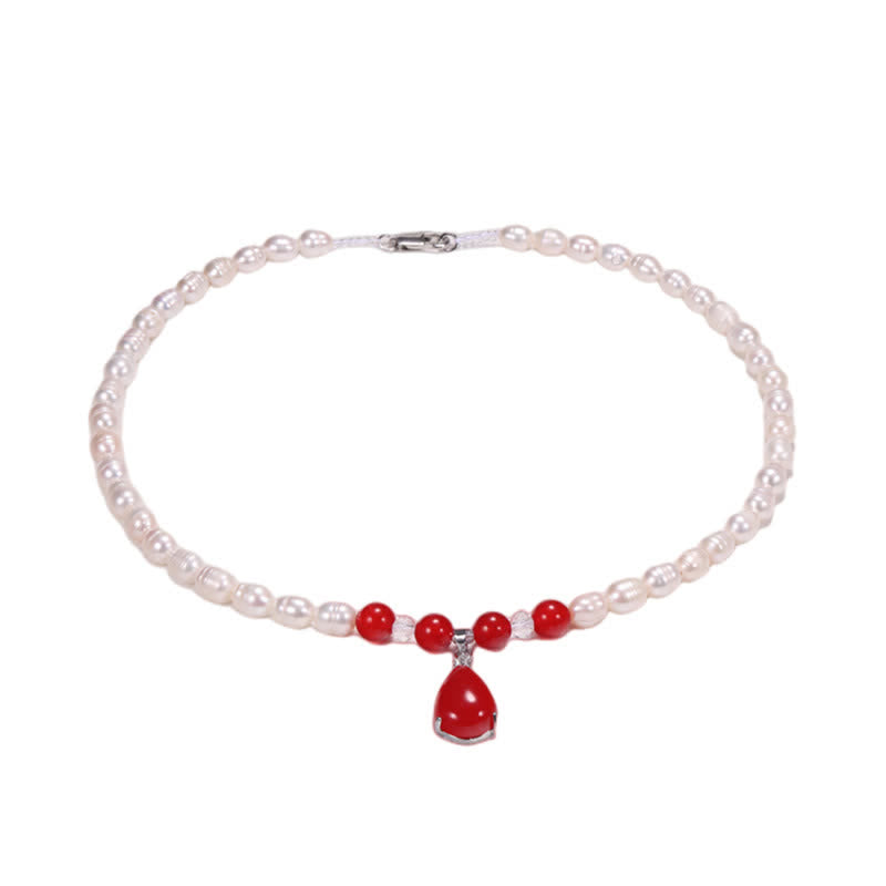 Collier avec pendentif en forme de goutte d'eau et de paix calme