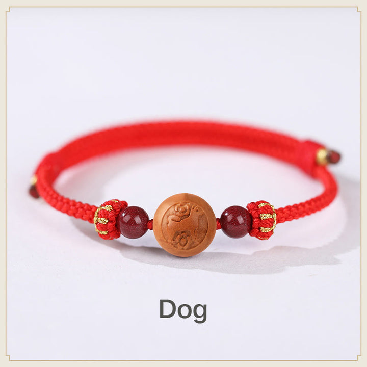 Bracelet de richesse en bois de pêche naturel Buddha Stones et caractère Fu du zodiaque chinois sculpté en cinabre