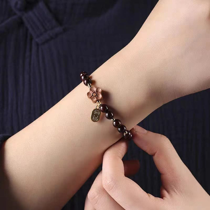 Bracelet de protection à breloques Ruyi en bois de Buddha Stones naturel et fleur de pêcher à petites feuilles en bois de santal rouge