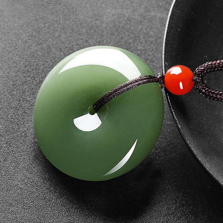 Collier avec pendentif en jade rond naturel et Buddha Stones, boucle de paix et de prospérité