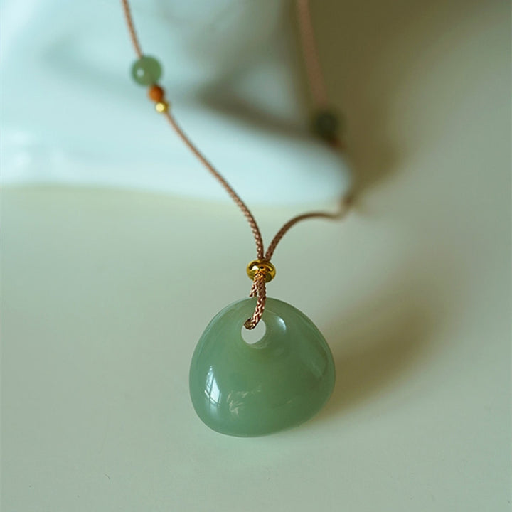 Collier pendentif porte-bonheur et prospérité en jade naturel Buddha Stones (couleur aléatoire)