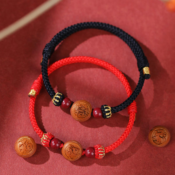 Bracelet de richesse en bois de pêche naturel Buddha Stones et caractère Fu du zodiaque chinois sculpté en cinabre