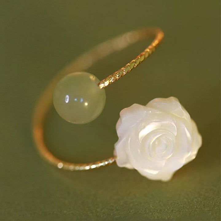 Bague de bénédiction en Buddha Stones de Tridacna plaquée or 14 carats avec fleur de rose et perle de jade