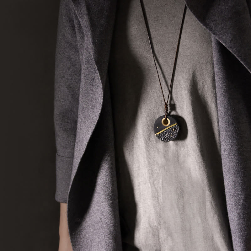 Collier pendentif en cuivre et bois d'ébène rond fabriqué à la main avec des Buddha Stones