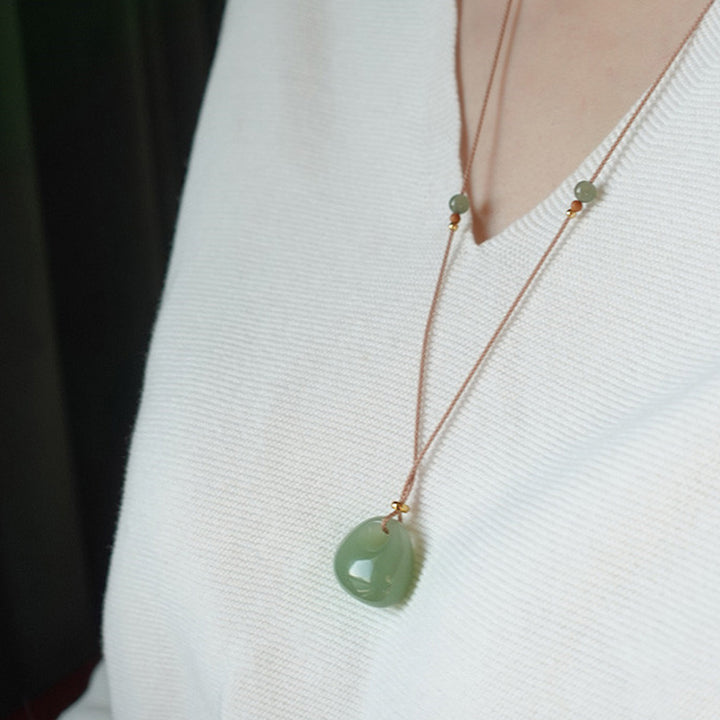 Collier pendentif porte-bonheur et prospérité en jade naturel Buddha Stones (couleur aléatoire)
