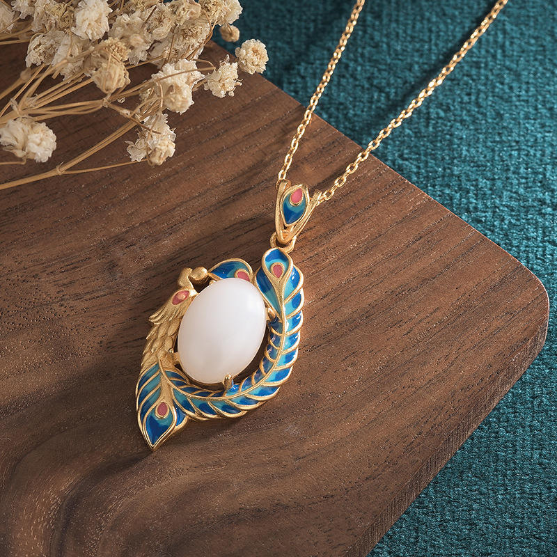 Collier pendentif en cuivre et jade blanc avec paon et bénédiction