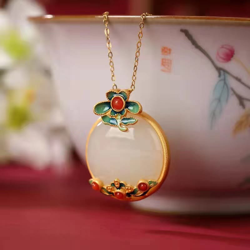 Collier pendentif porte-bonheur en jade blanc et agate rouge