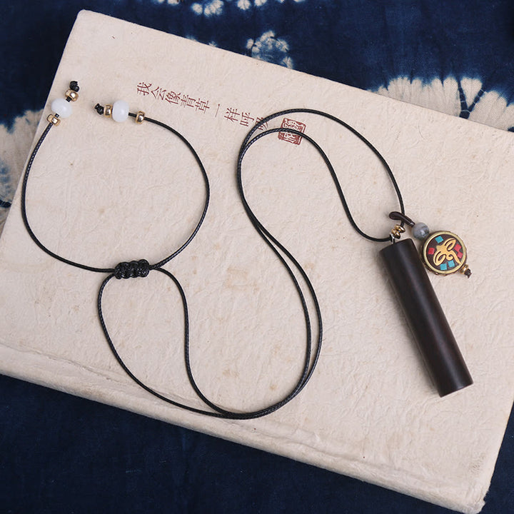 Collier pendentif en perles dzi en bois d'ébène tibétain avec symbole de paix et de calme - image 6