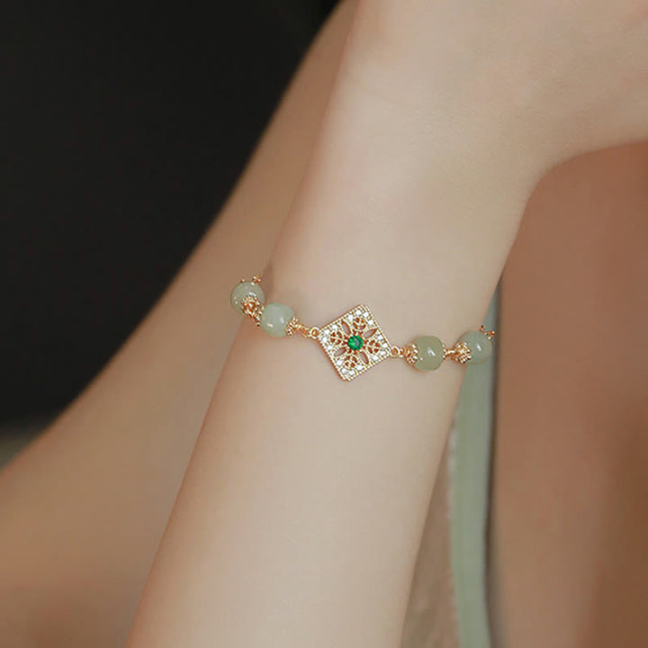 Bracelet porte-bonheur en perles de jade Hetian naturelles de Buddha Stones à motif carré