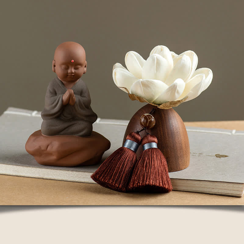 Décorations de guérison apaisantes en forme de fleur de Bouddha en bois de pêcher noir - Petit moine en prière - image 16