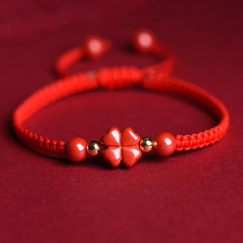 Bracelet en fil rouge avec trèfle à quatre feuilles et fleur à cinq pétales en cinabre et bénédiction de Buddha Stones