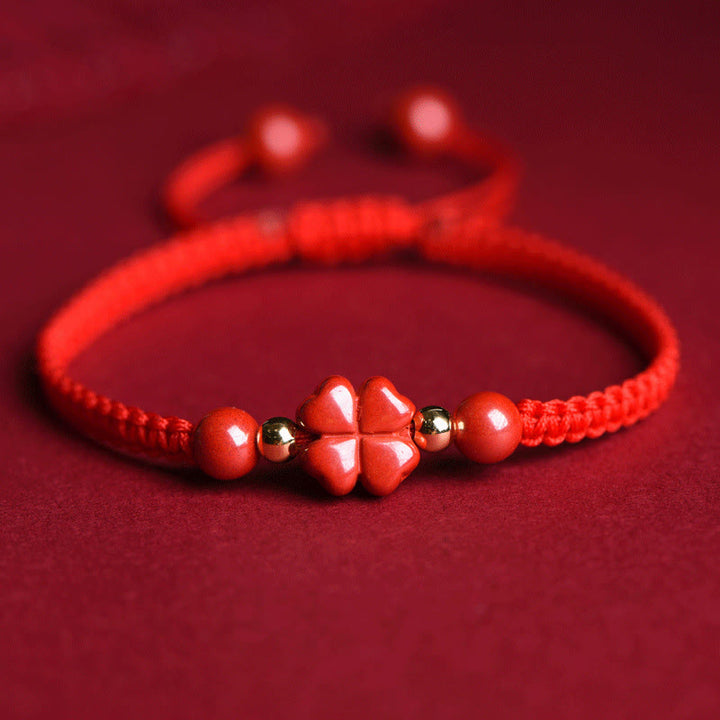 Bracelet en fil rouge avec trèfle à quatre feuilles et fleur à cinq pétales en cinabre et bénédiction de Buddha Stones