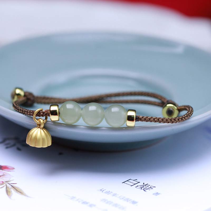 Bracelet tissé en fil rouge avec des Buddha Stones et des graines de lotus en jade naturel
