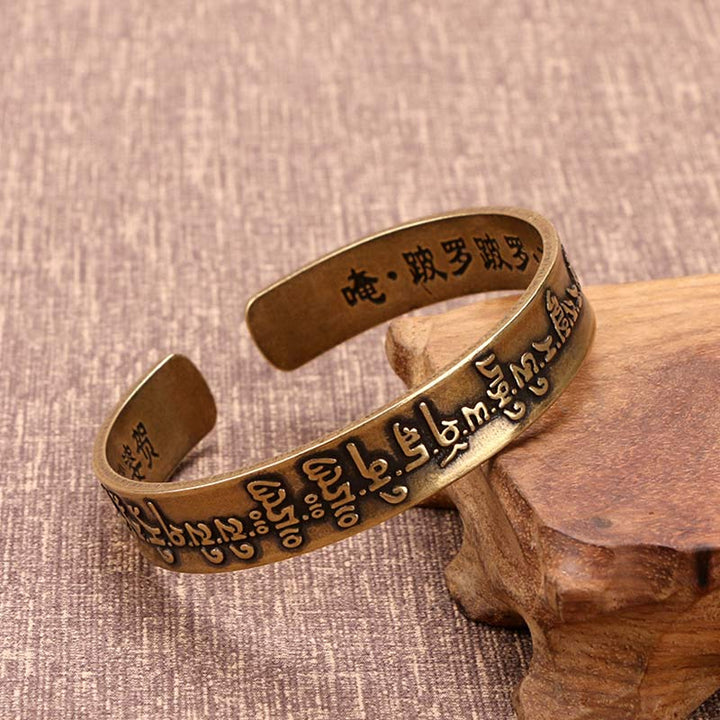 Bracelet de guérison en cuivre et laiton avec Buddha Stones et mantra tibétain Mahāpratisarā sanskrit