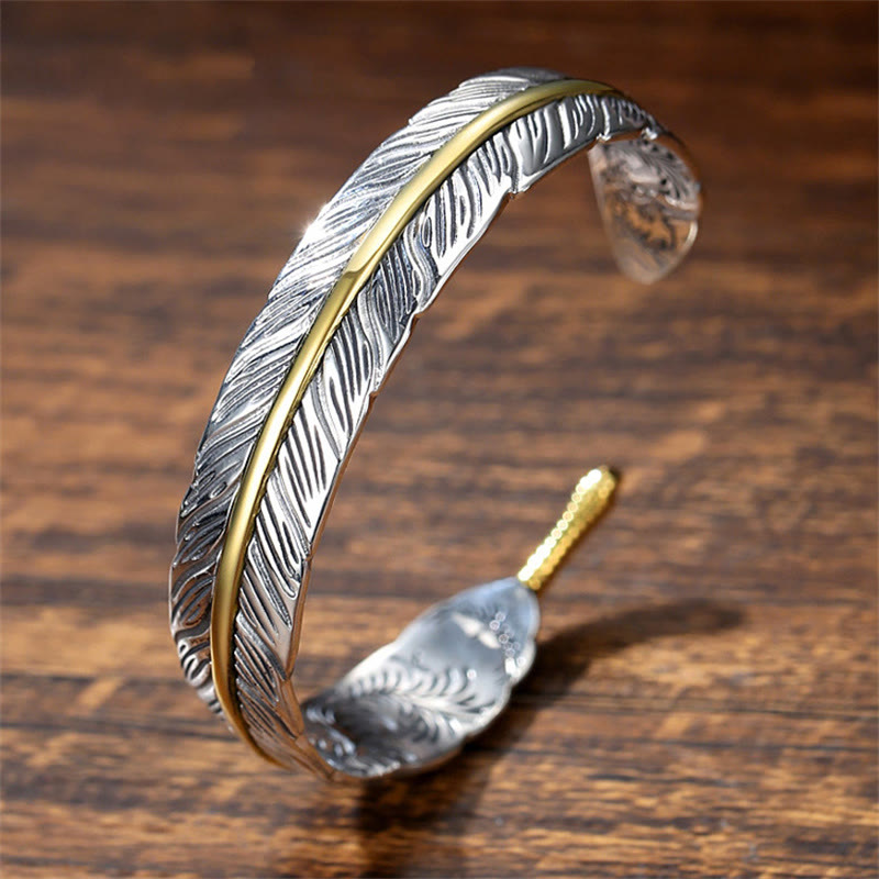 Bracelet manchette sculpté en Buddha Stones avec motif de plumes pour la chance et la richesse