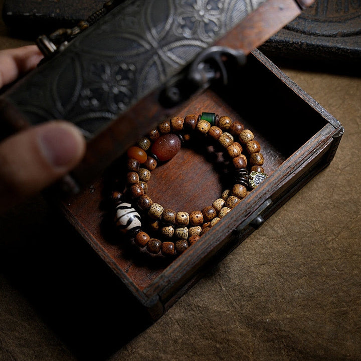 Bracelet triple tour en perles d'ambre et dzi tibétaines en Buddha Stones et graines de Bodhi, perles d'agate et de déesse de la richesse Zakiram