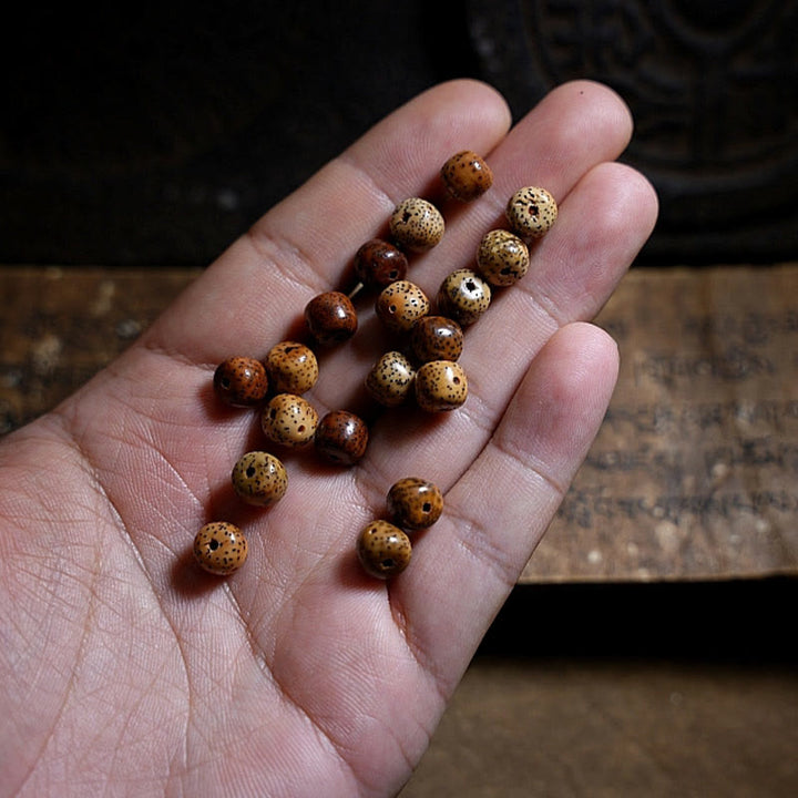 Bracelet triple tour en perles d'ambre et dzi tibétaines en Buddha Stones et graines de Bodhi, perles d'agate et de déesse de la richesse Zakiram