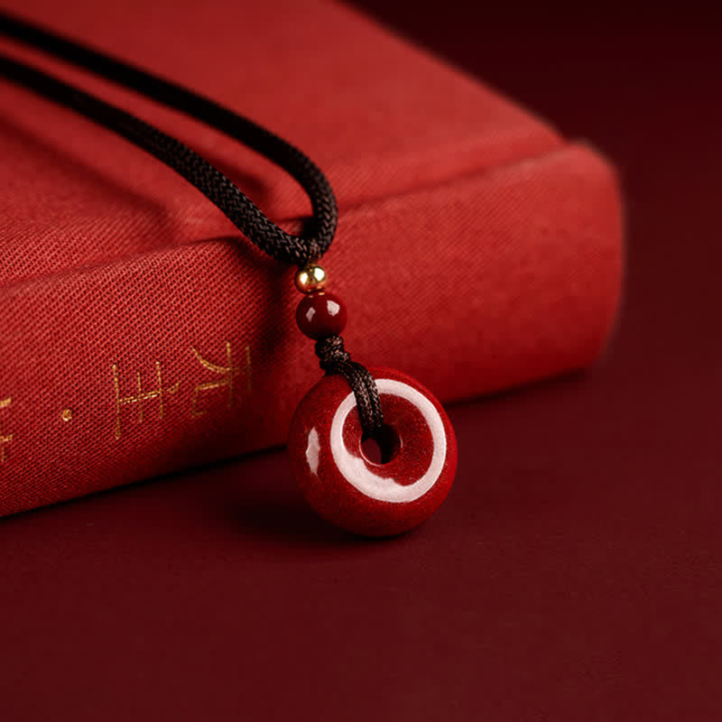 Collier avec pendentif en pierre de cinabre et boucle de paix en Buddha Stones