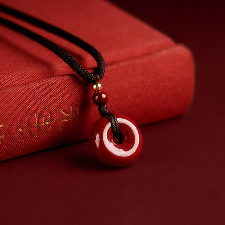 Collier avec pendentif en pierre de cinabre et boucle de paix en Buddha Stones