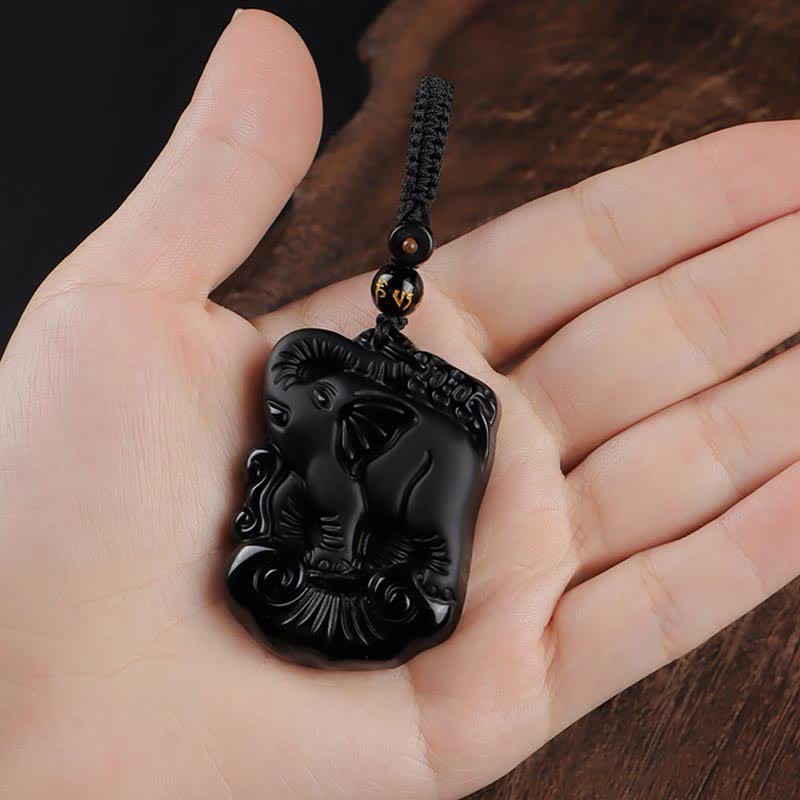 Collier avec pendentif en obsidienne noire et protection d'éléphant