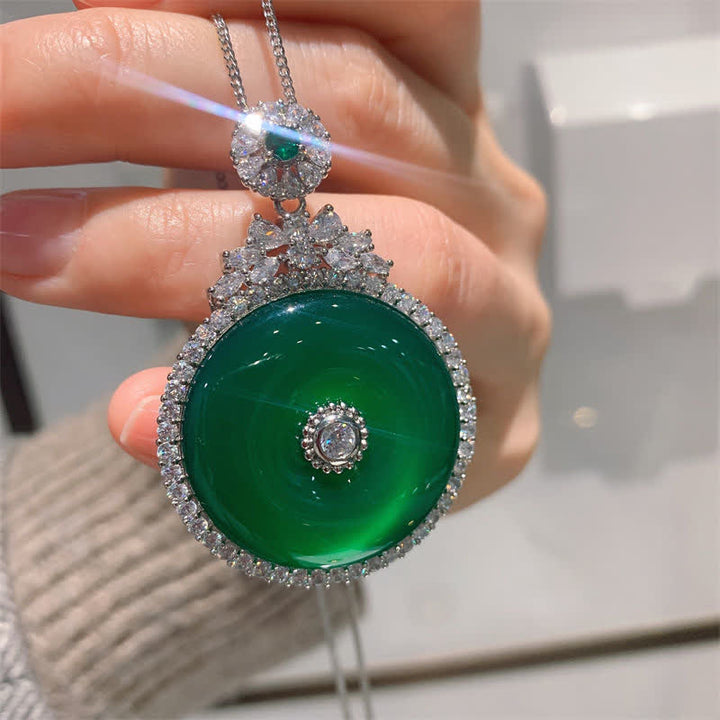Collier avec pendentif rond en calcédoine verte et Buddha Stones