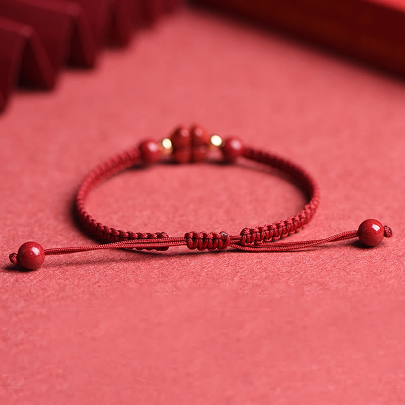 Bracelet en fil rouge avec trèfle à quatre feuilles et fleur à cinq pétales en cinabre et bénédiction de Buddha Stones
