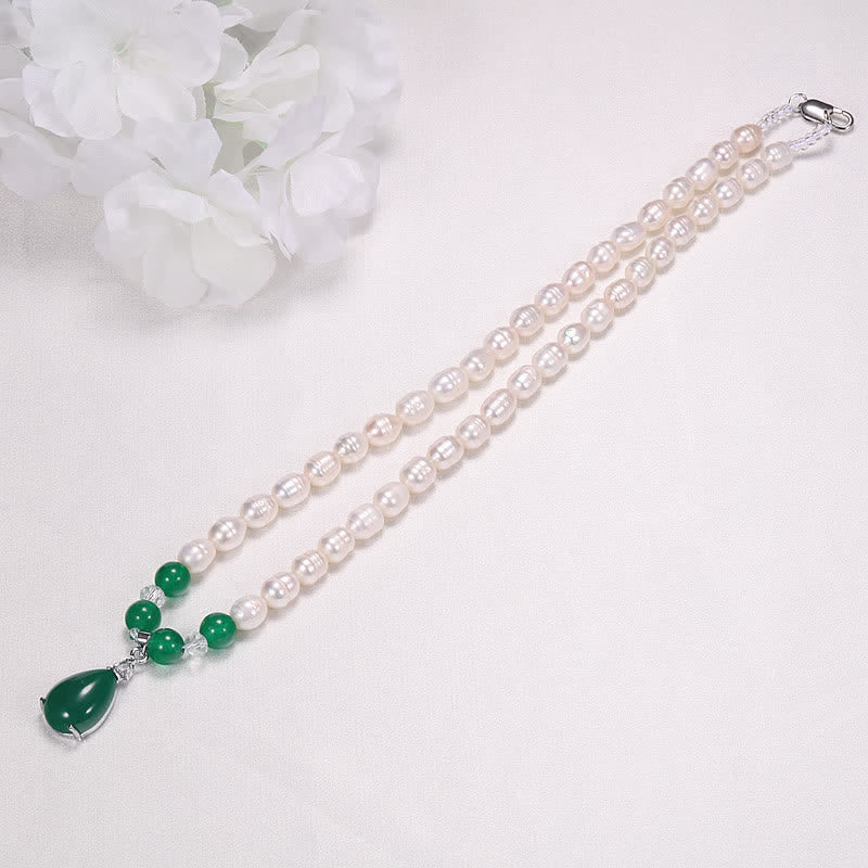 Collier avec pendentif en forme de goutte d'eau et de paix calme
