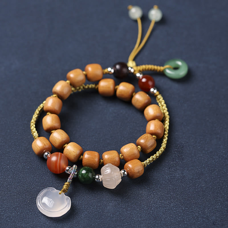 Bracelet double tour apaisant avec breloque en forme de boucle de paix et de bois de santal vert et calcédoine de Buddha Stones