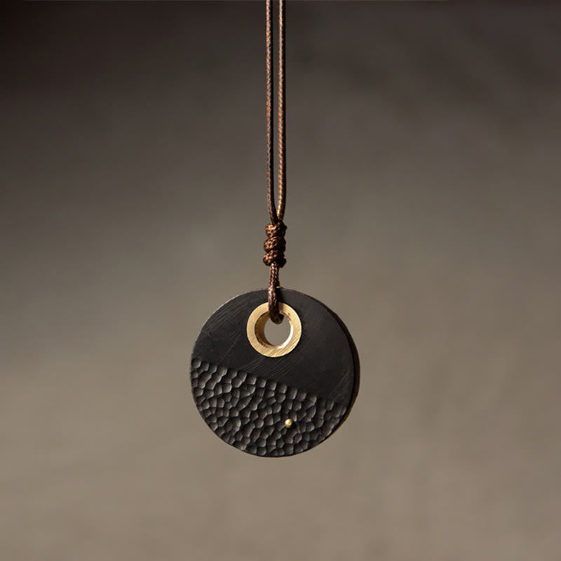 Collier pendentif en cuivre et bois d'ébène rond fabriqué à la main avec des Buddha Stones