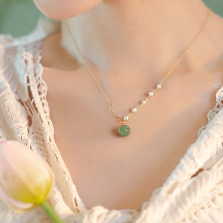Collier avec pendentif porte-bonheur en perles de jade Hetian naturelles de Bouddha Stones
