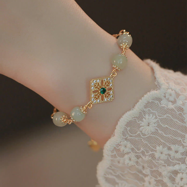 Bracelet porte-bonheur en perles de jade Hetian naturelles de Buddha Stones à motif carré