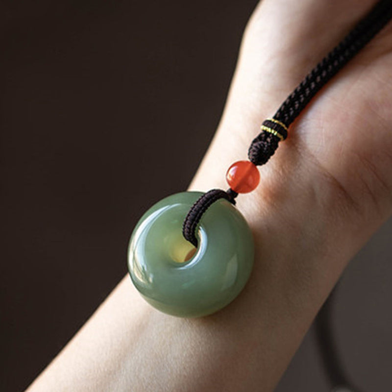 Collier pendentif porte-bonheur en jade gris rond naturel Buddha Stones