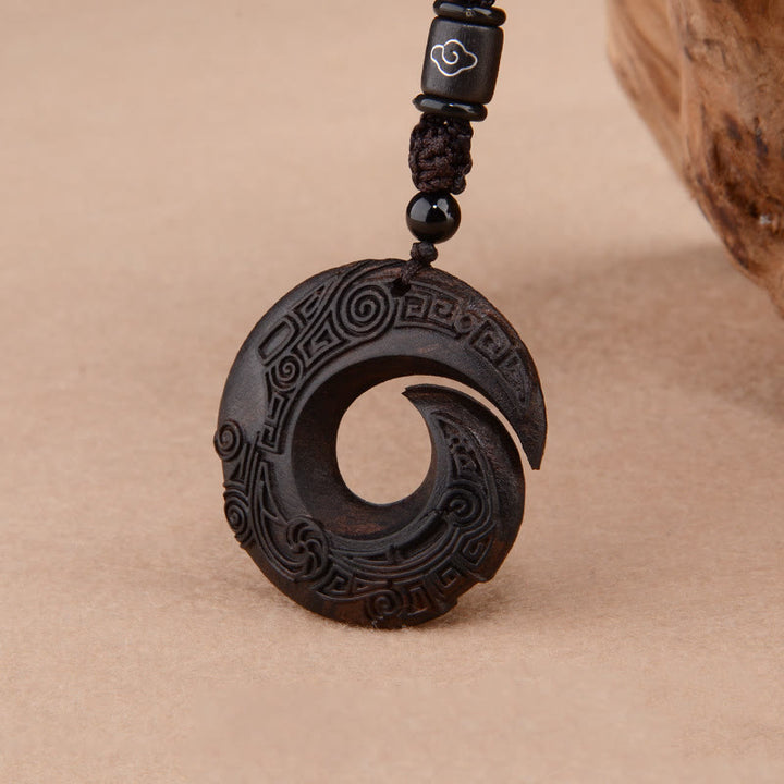 Buddha Stones Petite Feuille Bois de Santal Rouge Bois d'Ébène La Chance Améliore Le Motif de Conception Collier Pendentif de Protection
