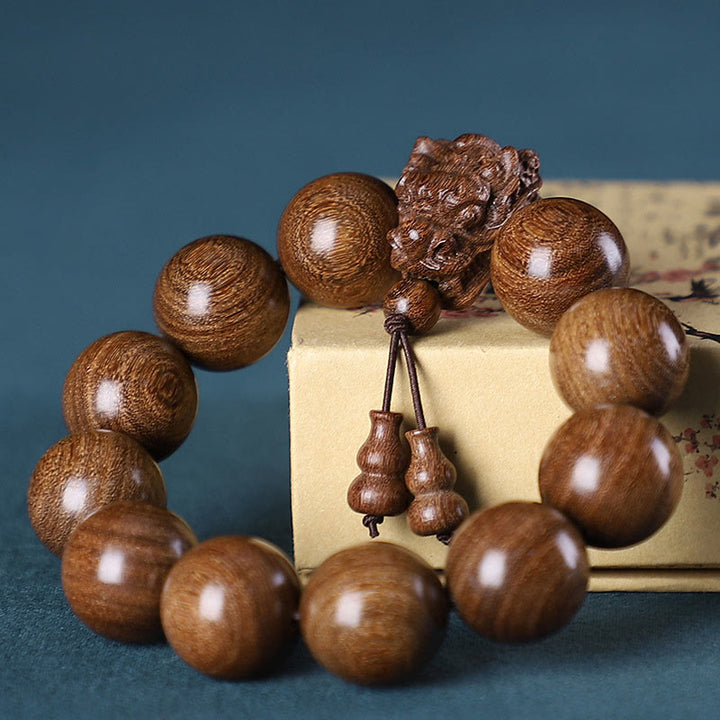 Bracelet de protection sculpté en forme de dragon en bois de santal vert et bois de rose avec petites feuilles de Buddha Stones