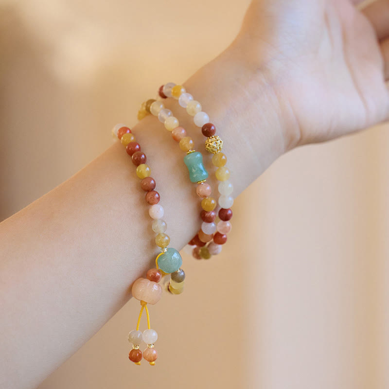 Bracelet triple tour en jade doré et soie naturelle avec breloque citrouille et Buddha Stones