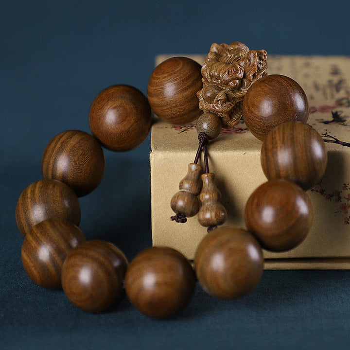 Bracelet de protection sculpté en forme de dragon en bois de santal vert et bois de rose avec petites feuilles de Buddha Stones