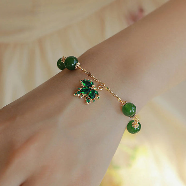 Bracelet en calcédoine verte plaqué or 14 carats avec feuille d'érable et courage de Buddha Stones