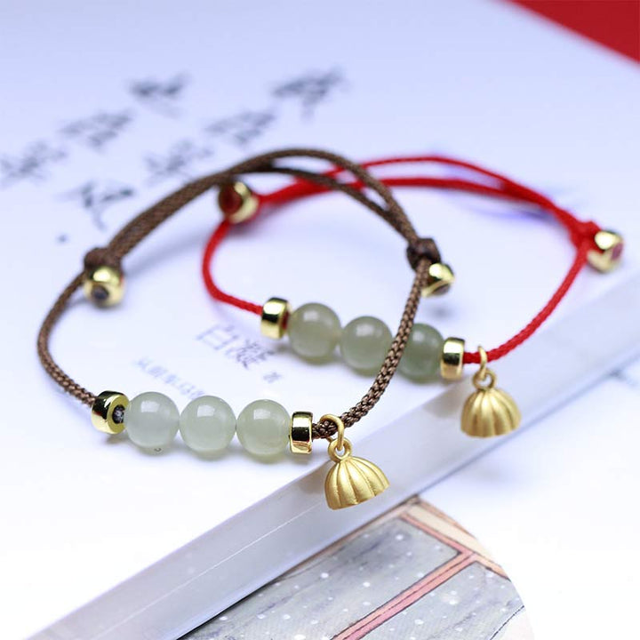Bracelet tissé en fil rouge avec des Buddha Stones et des graines de lotus en jade naturel