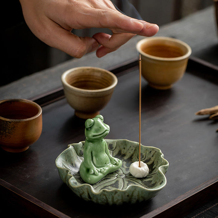 Brûleur d'encens en céramique avec motif de grenouille et de méditation en forme de Buddha Stones