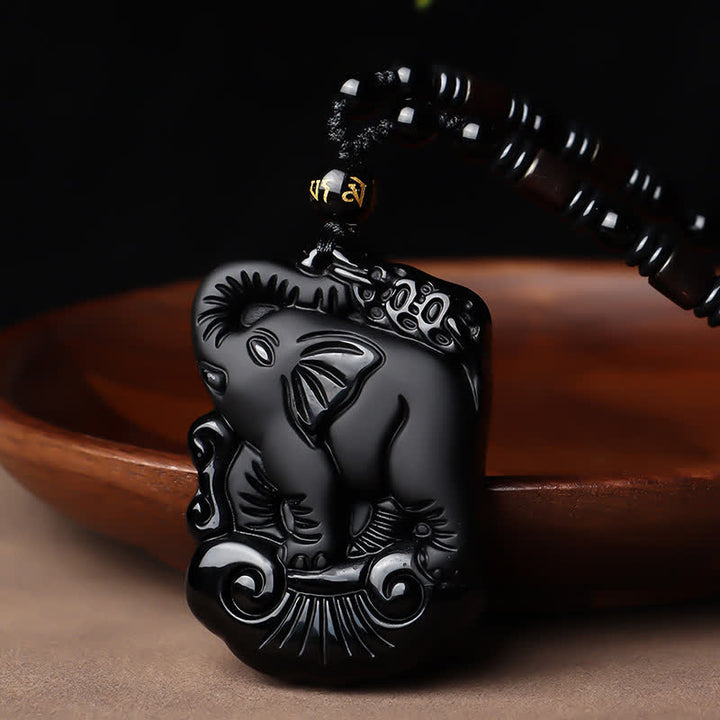 Collier avec pendentif en obsidienne noire et protection d'éléphant