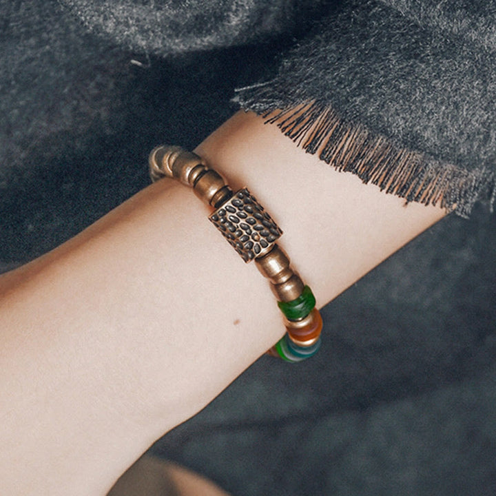 Bracelet tibétain en perles de verre colorées et en cuivre