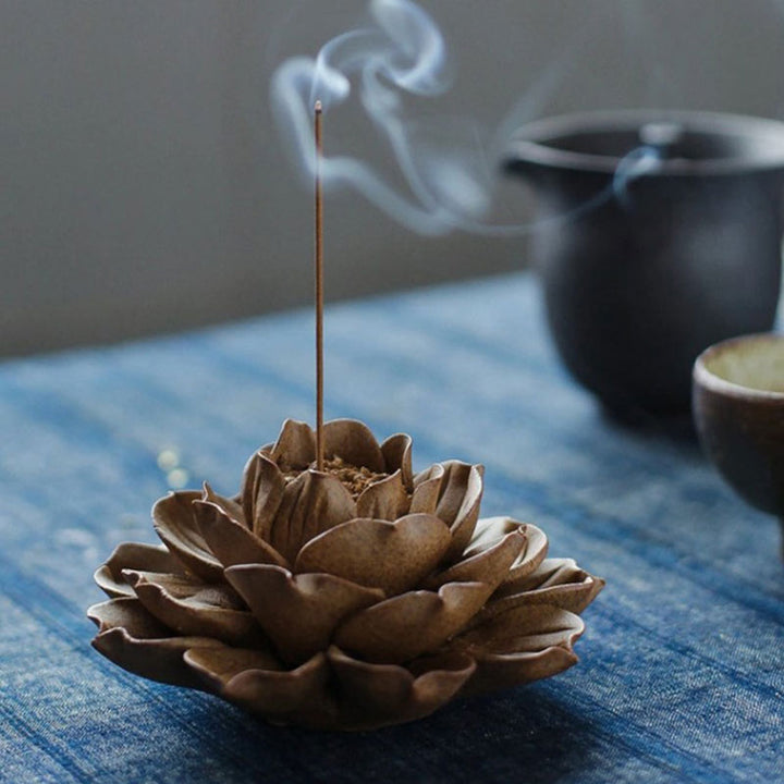 Brûleur d'encens tibétain à reflux en forme de lotus avec Buddha Stones