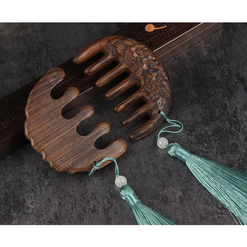 Peigne à pompon apaisant gravé en bois de santal vert et fleurs de prunier, lotus, poisson koï