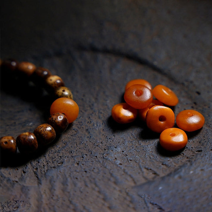 Bracelet triple tour en perles d'ambre et dzi tibétaines en Buddha Stones et graines de Bodhi, perles d'agate et de déesse de la richesse Zakiram