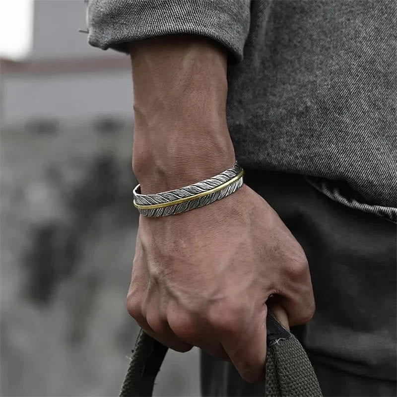 Bracelet manchette sculpté en Buddha Stones avec motif de plumes pour la chance et la richesse