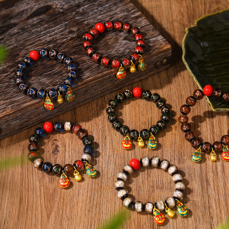 Bracelet de perles de cinabre colorées représentant une famille de bêtes avaleuses d'or