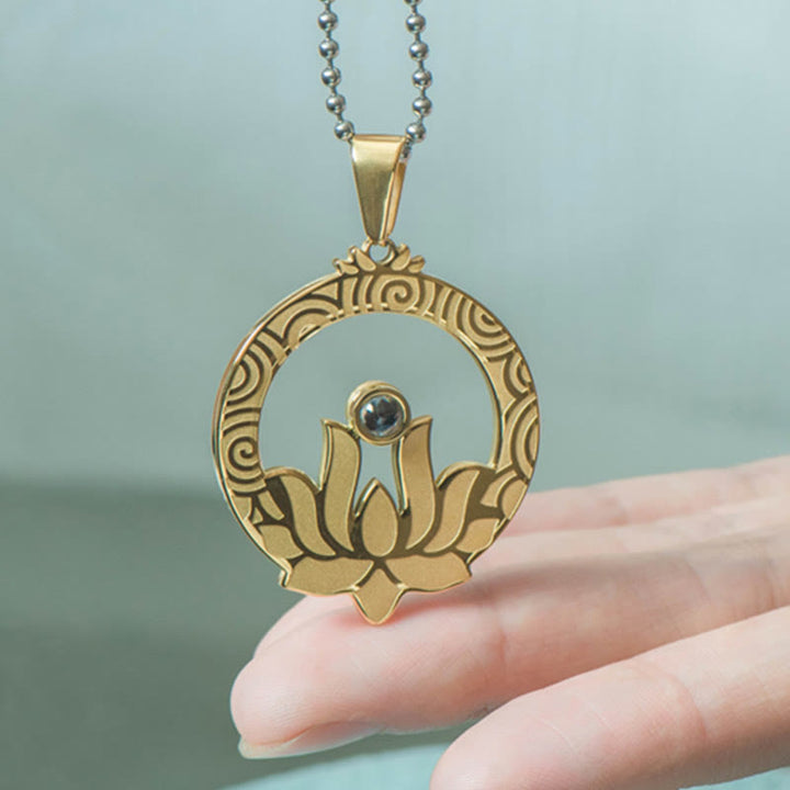 Collier pendentif mantra Shurangama avec projection d'illumination en acier titane et pierres de Buddha Stones Lotus