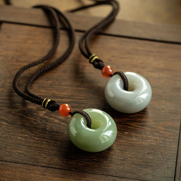 Collier pendentif porte-bonheur en jade gris rond naturel Buddha Stones