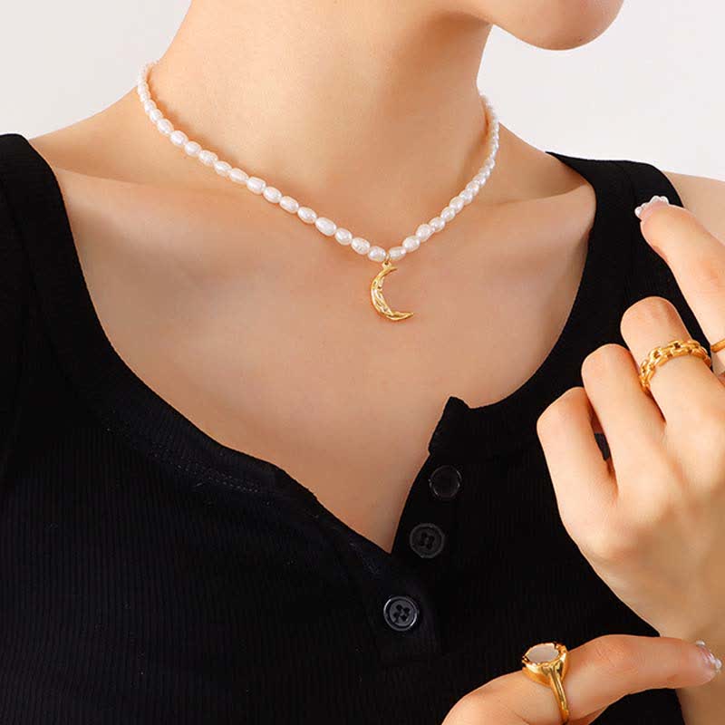 Collier avec pendentif en forme de croissant de lune et de perle
